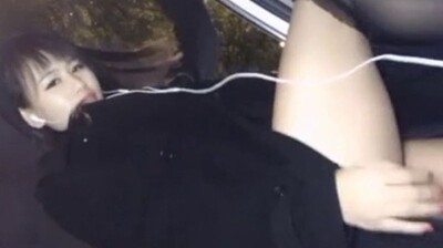 车内直播自慰秀：高潮湿身诱惑！
